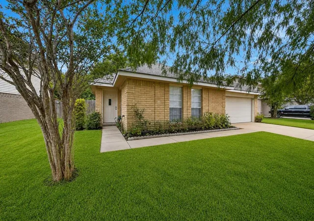 Photo 2 of Single family home for sale at 5315 Acorn Ct, League City, TX 77573 | MLS# 38006191 | Listing updated on 2026-09-07