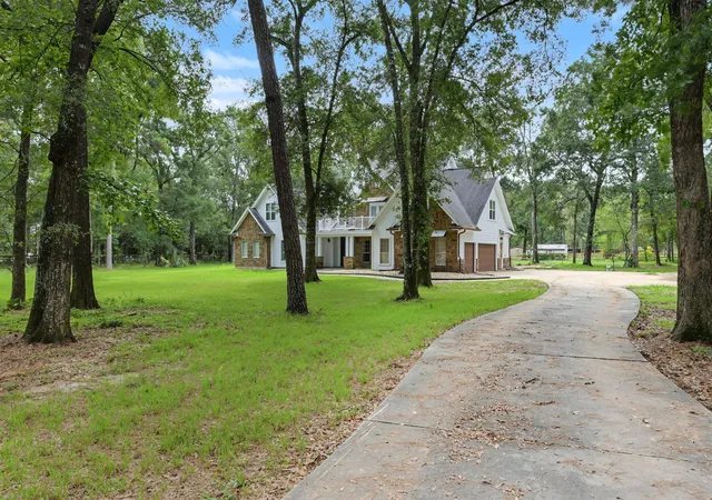 Photo 3 of Single family home for sale at 10933 Lake Forest Dr, Conroe, TX 77384 | MLS# 76418885 | Listing updated on 2026-10-09
