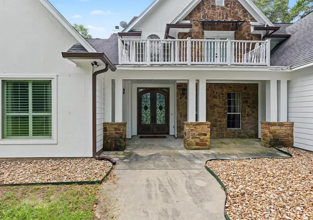 Photo 4 of Single family home for sale at 10933 Lake Forest Dr, Conroe, TX 77384 | MLS# 76418885 | Listing updated on 2026-10-09