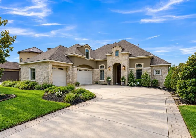 Photo 3 of Single family home for sale at 12324 White Oak Point, Conroe, TX 77304 | MLS# 19842432 | Listing updated on 2026-09-11