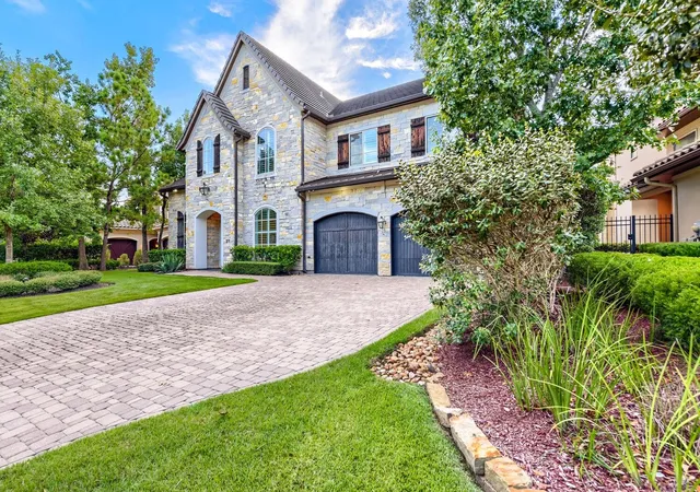 Photo 3 of Single family home for sale at 27 Johnathan Landing Ct, The Woodlands, TX 77389 | MLS# 96546656 | Listing updated on 2026-10-10