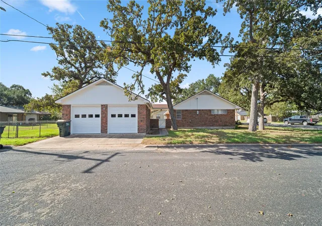 Photo 2 of Single family home for sale at 674 N Polk, Giddings, TX 78942 | MLS# 30620554 | Listing updated on 2026-09-26