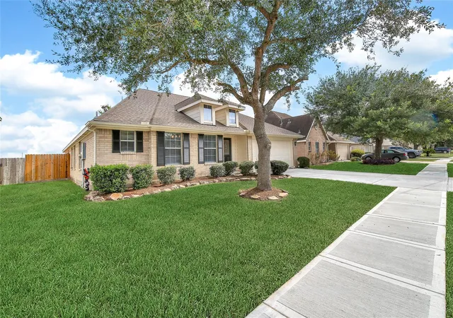 Photo 2 of Single family home for sale at 6403 Larrycrest Dr, Pearland, TX 77584 | MLS# 85449704 | Listing updated on 2026-09-04