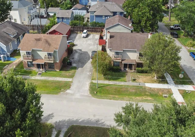 Photo 2 of Multi family home for sale at 311 E 10th Street, Houston, TX 77008 | MLS# 58021922 | Listing updated on 2026-09-25