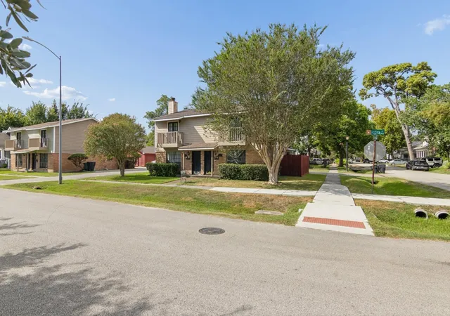 Photo 3 of Multi family home for sale at 311 E 10th Street, Houston, TX 77008 | MLS# 58021922 | Listing updated on 2026-09-25