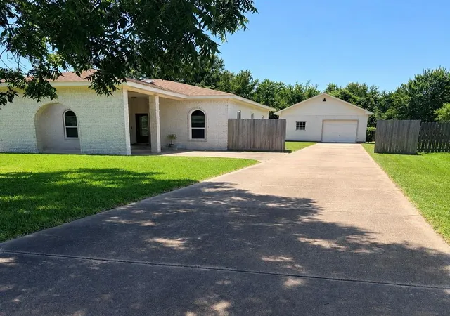 Photo 2 of Single family home for sale at 3230 W Meadow Ln, Dickinson, TX 77539 | MLS# 18310463 | Listing updated on 2026-09-13