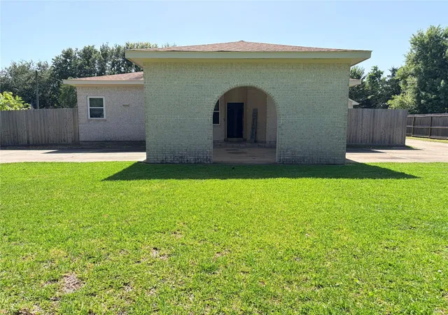 Photo 4 of Single family home for sale at 3230 W Meadow Ln, Dickinson, TX 77539 | MLS# 18310463 | Listing updated on 2026-09-13