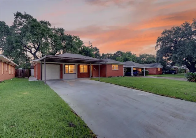 Photo 3 of Single family home for sale at 206 Mockingbird Ln, Pasadena, TX 77502 | MLS# 57769626 | Listing updated on 2026-09-22