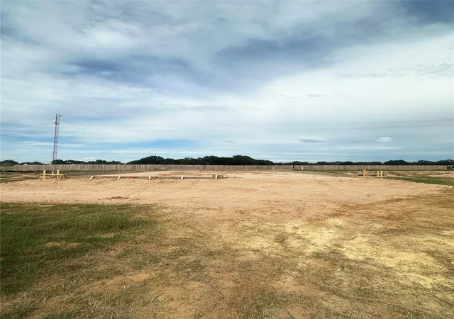 Photo 2 of Sale Pending at 465 Hunters Xing Dr, Sealy, TX 77474 | MLS# 47151011 | Listing updated on 2026-09-17