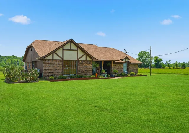 Photo 3 of Single family home for sale at 597 County Rd 612, Dayton, TX 77535 | MLS# 80347347 | Listing updated on 2026-09-13