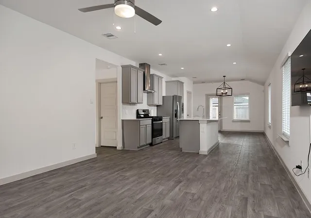 Photo 3 of Sale Pending at 2909 Newington Ln, Houston, TX 77047 | MLS# 5517761 | Listing updated on 2026-10-08