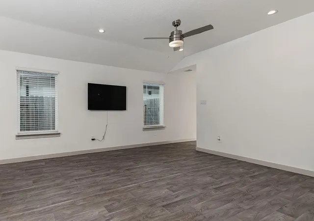 Photo 3 of Sale Pending at 2909 Newington Ln, Houston, TX 77047 | MLS# 5517761 | Listing updated on 2026-10-08