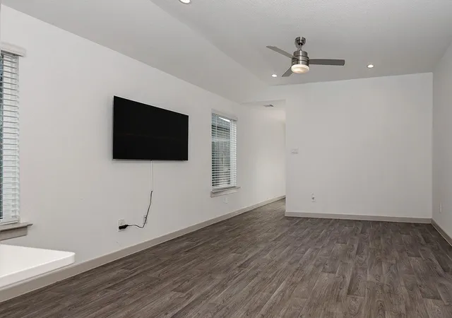 Photo 4 of Sale Pending at 2909 Newington Ln, Houston, TX 77047 | MLS# 5517761 | Listing updated on 2026-10-08