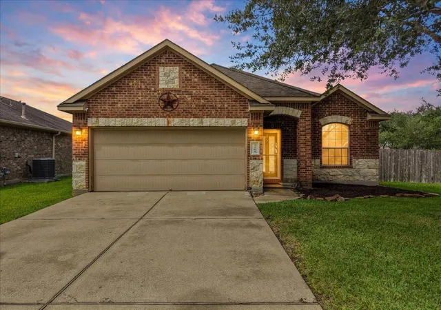 Photo 1 of Sale Pending at 3204 Granite Gate Ln, Dickinson, TX 77539 | MLS# 76112961 | Listing updated on 2026-10-03