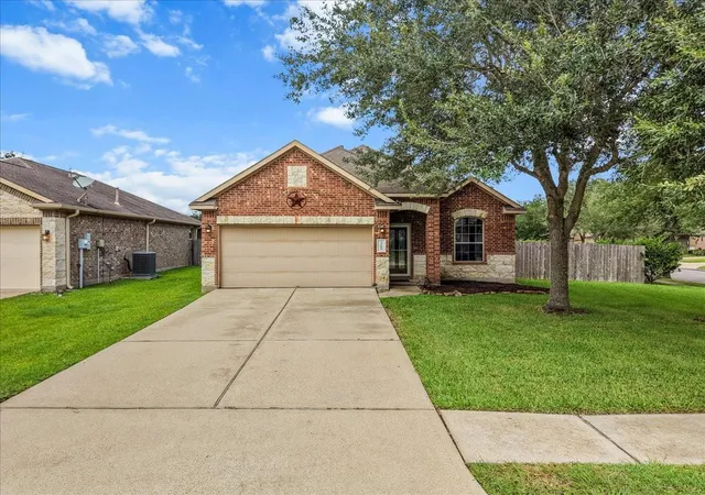 Photo 2 of Sale Pending at 3204 Granite Gate Ln, Dickinson, TX 77539 | MLS# 76112961 | Listing updated on 2026-10-03