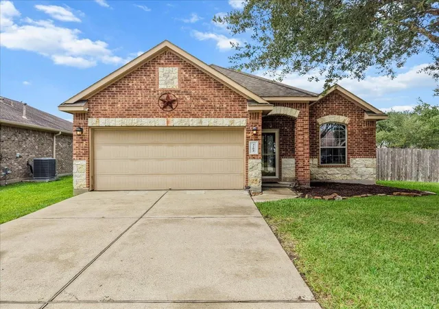 Photo 3 of Sale Pending at 3204 Granite Gate Ln, Dickinson, TX 77539 | MLS# 76112961 | Listing updated on 2026-10-03