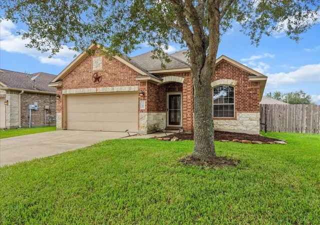 Photo 3 of Sale Pending at 3204 Granite Gate Ln, Dickinson, TX 77539 | MLS# 76112961 | Listing updated on 2026-10-03