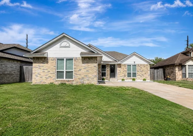 Photo 2 of Single family home for sale at 16806 Carbridge Dr, Houston, TX 77084 | MLS# 82010536 | Listing updated on 2026-09-19