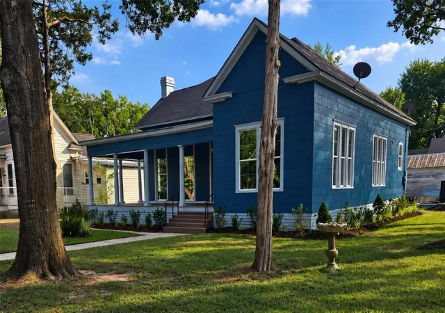 Photo 2 of Single family home for sale at 501 E State St, Eagle Lake, TX 77434 | MLS# 10904205 | Listing updated on 2026-10-08