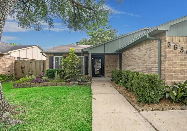 Photo 3 of Single family home for sale at 6830 Pickett Dr, Richmond, TX 77469 | MLS# 10471576 | Listing updated on 2026-09-15