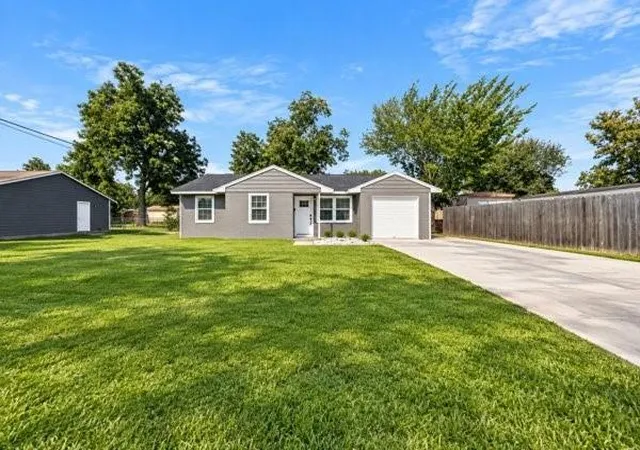 Photo 1 of Single family home for sale at 201 Inwood Ln, Highlands, TX 77562 | MLS# 41604873 | Listing updated on 2026-09-24