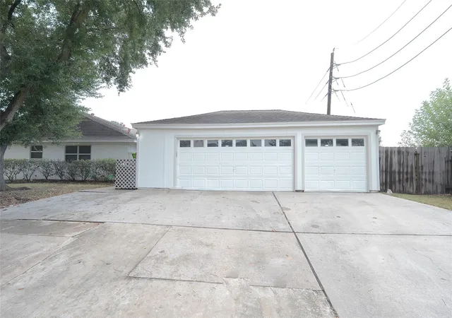 Photo 3 of Single family home for sale at 15931 Boulder Oaks Dr, Houston, TX 77084 | MLS# 26039091 | Listing updated on 2026-09-13