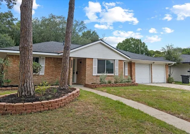 Single family home for sale at 11510 Mullins Dr, Houston, TX 77035 | MLS# 27883463