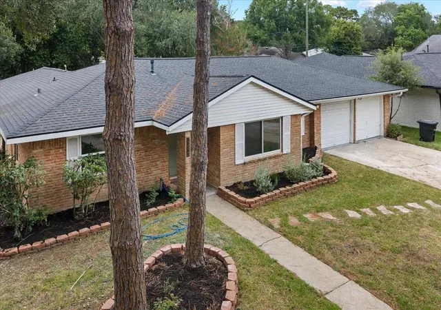 Photo 2 of Single family home for sale at 11510 Mullins Dr, Houston, TX 77035 | MLS# 27883463 | Listing updated on 2026-10-09