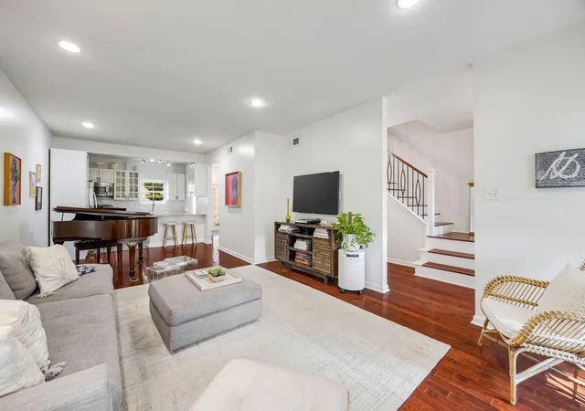 Listing Photo 4 - Condo for sale in building located at 604 Augusta Dr, Houston, TX 77057 - Unit #604
