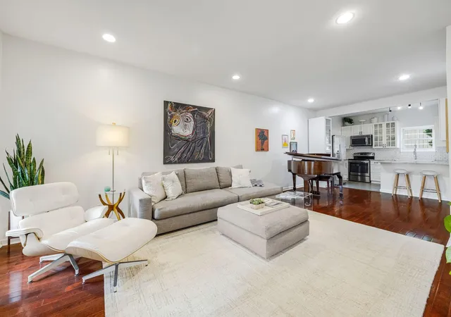 Listing Photo 5 - Condo for sale in building located at 604 Augusta Dr, Houston, TX 77057 - Unit #604