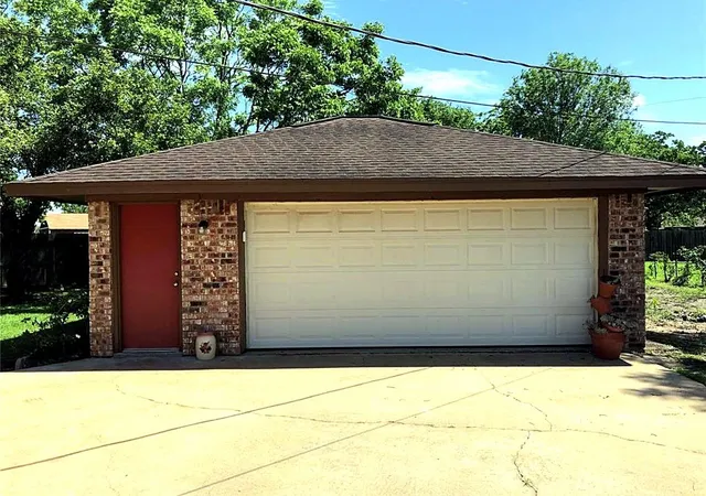 Photo 2 of Single family home for sale at 6104 Fox Ridge Dr, Angleton, TX 77515 | MLS# 16179716 | Listing updated on 2026-09-14