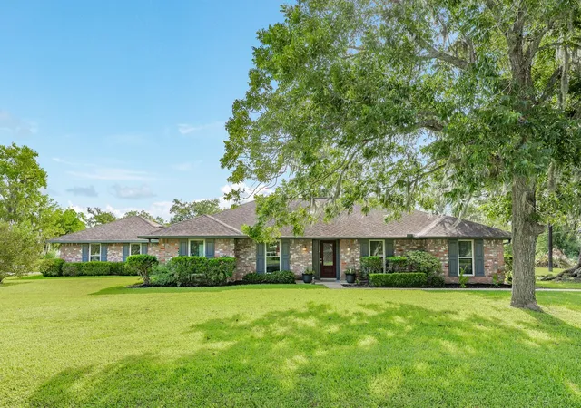 Photo 1 of Sale Pending at 114 Division Rd, Lake Jackson, TX 77566 | MLS# 11239970 | Listing updated on 2026-09-18