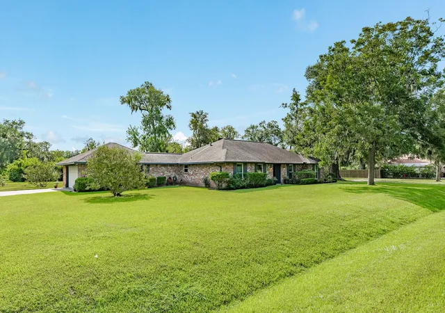 Photo 2 of Sale Pending at 114 Division Rd, Lake Jackson, TX 77566 | MLS# 11239970 | Listing updated on 2026-09-18