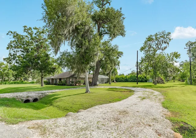 Photo 3 of Sale Pending at 114 Division Rd, Lake Jackson, TX 77566 | MLS# 11239970 | Listing updated on 2026-09-18