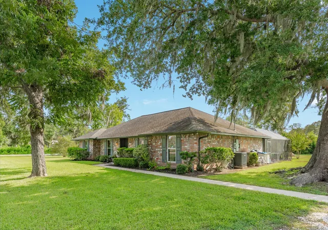 Photo 4 of Sale Pending at 114 Division Rd, Lake Jackson, TX 77566 | MLS# 11239970 | Listing updated on 2026-09-18