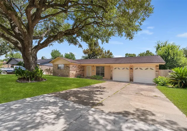 Photo 1 of Sale Pending at 104 Talisman St, Lake Jackson, TX 77566 | MLS# 96360144 | Listing updated on 2026-10-02