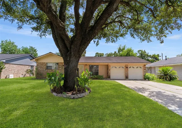 Photo 2 of Sale Pending at 104 Talisman St, Lake Jackson, TX 77566 | MLS# 96360144 | Listing updated on 2026-10-02