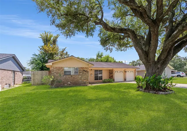 Photo 3 of Sale Pending at 104 Talisman St, Lake Jackson, TX 77566 | MLS# 96360144 | Listing updated on 2026-10-02