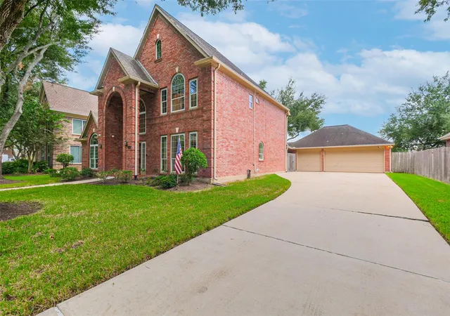 Photo 3 of Single family home for sale at 633 Clarenda Fls Dr, Sugar Land, TX 77479 | MLS# 93738835 | Listing updated on 2026-09-19