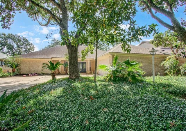 Photo 2 of Single family home for sale at 2719 E Pebble Beach Dr, Missouri City, TX 77459 | MLS# 98734856 | Listing updated on 2026-09-04