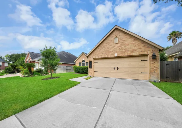 Photo 3 of Sale Pending at 506 Calloway Dr, Sugar Land, TX 77479 | MLS# 86409138 | Listing updated on 2026-09-08