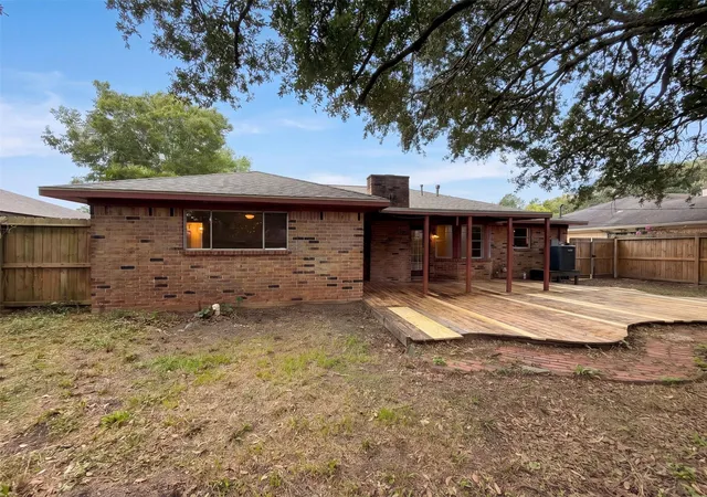 Photo 4 of Sale Pending at 2010 Redwood St, Kemah, TX 77565 | MLS# 22602704 | Listing updated on 2026-09-28