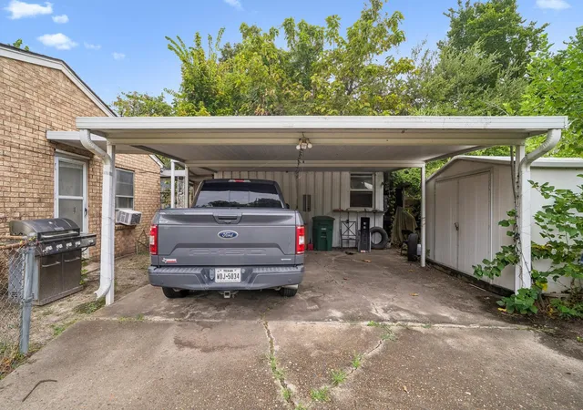 Photo 3 of Single family home for sale at 3924 Majestic St, Houston, TX 77026 | MLS# 69091888 | Listing updated on 2026-09-11