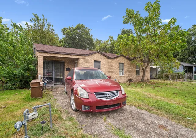 Photo 4 of Single family home for sale at 3924 Majestic St, Houston, TX 77026 | MLS# 69091888 | Listing updated on 2026-09-11