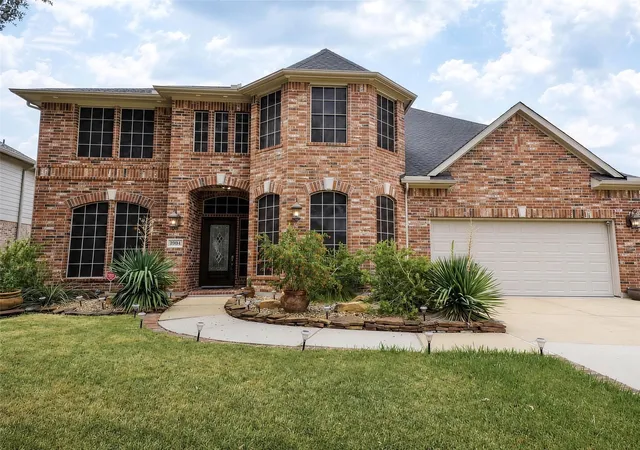 Photo 1 of Single family home for sale at 1904 Keswick Ct, Pearland, TX 77581 | MLS# 28264869 | Listing updated on 2026-09-19