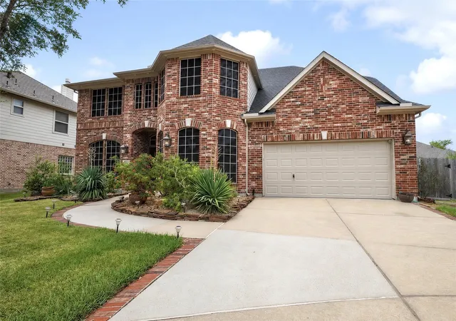 Photo 2 of Single family home for sale at 1904 Keswick Ct, Pearland, TX 77581 | MLS# 28264869 | Listing updated on 2026-09-19
