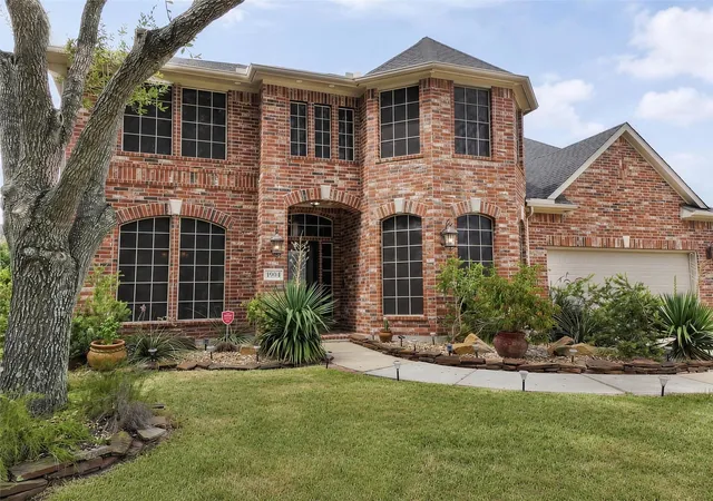 Photo 3 of Single family home for sale at 1904 Keswick Ct, Pearland, TX 77581 | MLS# 28264869 | Listing updated on 2026-09-19