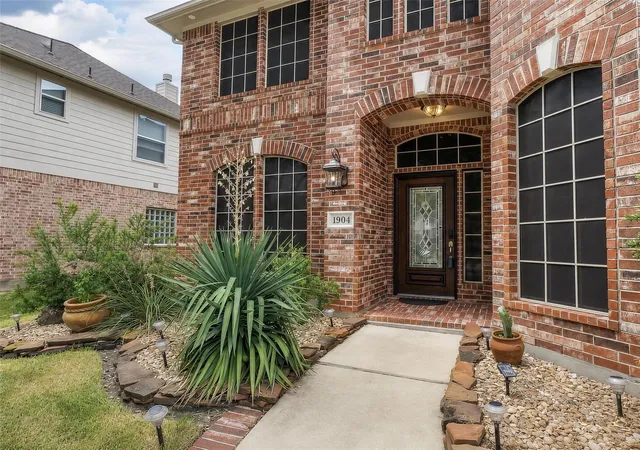 Photo 3 of Single family home for sale at 1904 Keswick Ct, Pearland, TX 77581 | MLS# 28264869 | Listing updated on 2026-09-19