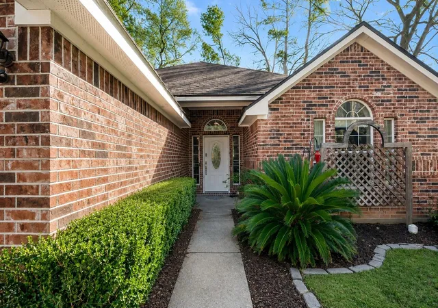 Photo 2 of Single family home for sale at 411 Shawnee Dr, Conroe, TX 77316 | MLS# 49773571 | Listing updated on 2026-09-01