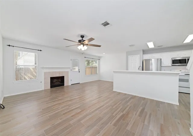 Photo 4 of Townhouse for sale at 118 Anise Tree Pl, Spring, TX 77382 | MLS# 98131113 | Listing updated on 2026-09-21